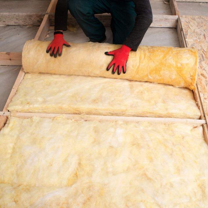 Travaux d’isolation intérieure et extérieure, réalisés avec soin.